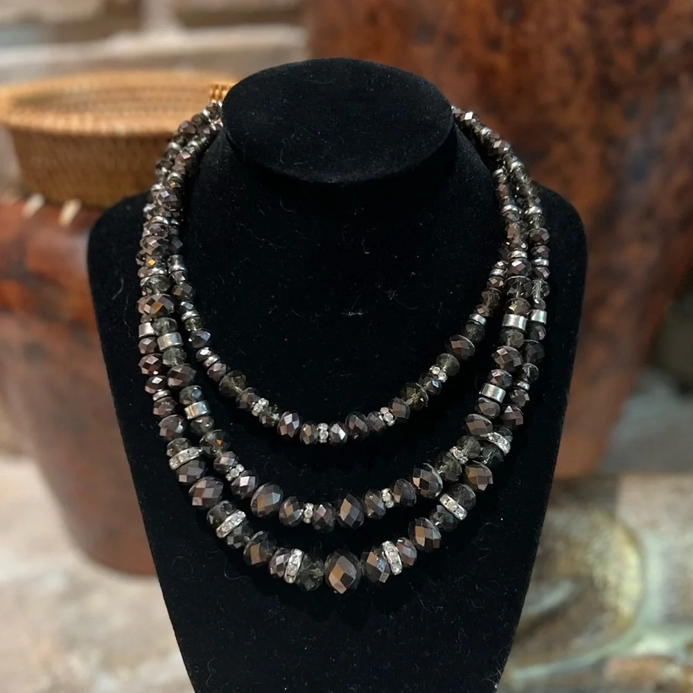 GUC- Iridescent beautiful 3 strand necklace with a fold over clasp. - Picture 4 of 8